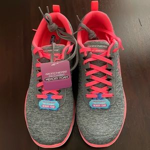 Never worn! Skechers Air-Cooled Memory Foam shoes. Size 9.